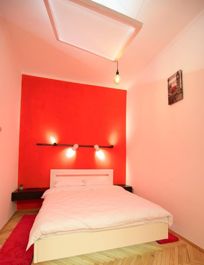 Red And Yellow Apartment Modern Lvov Exteriér fotografie